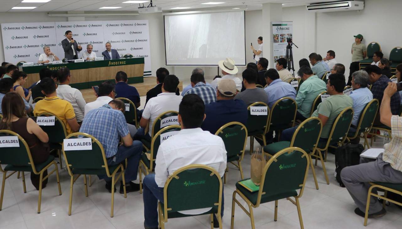 Amdecruz y Gobernación logran consenso para distribuir más de 500 ítems de salud en Santa Cruz