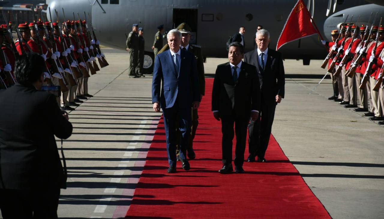 José Antonio Kast llega al aeropuerto de El Alto y es recibido con honores militares