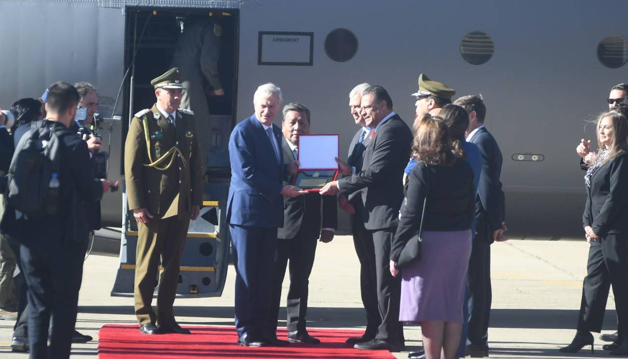 José Antonio Kast llega al aeropuerto de El Alto y es recibido con honores militares