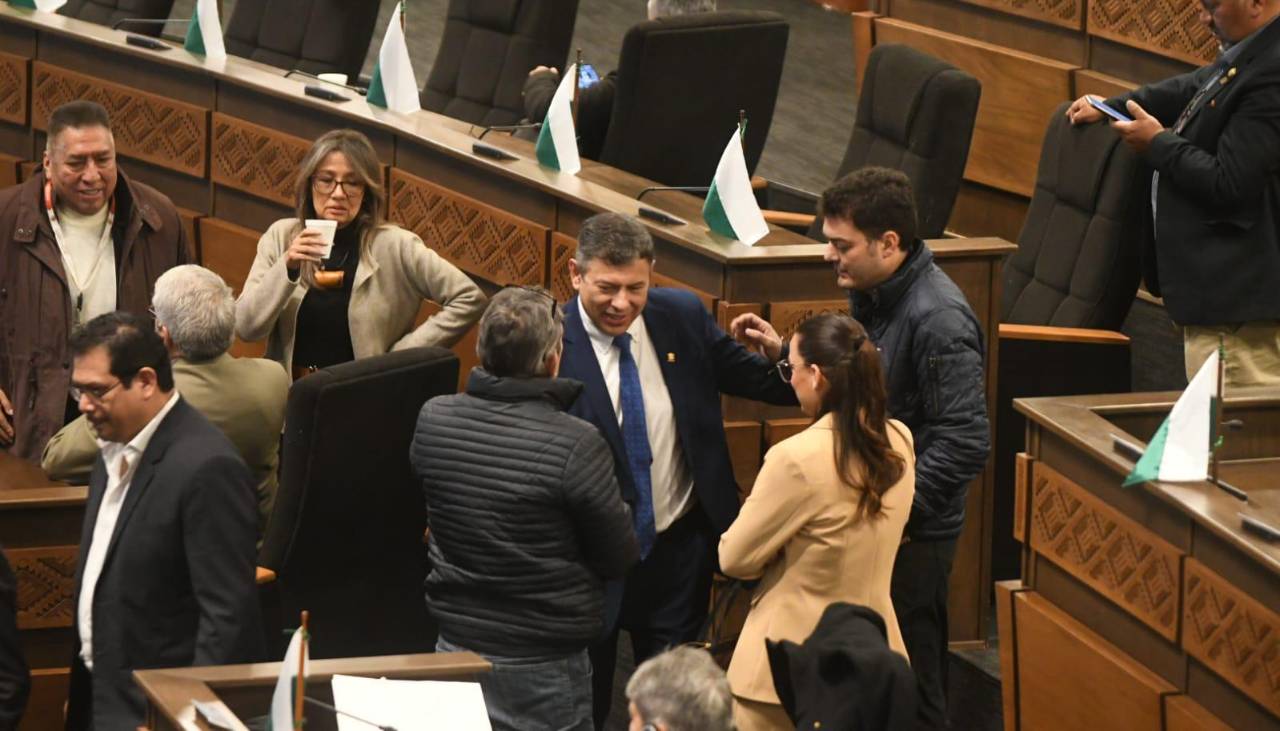Legisladores exigen informe escrito a los tres ministros que llegaron a la Asamblea para tratar el caso Mariaca