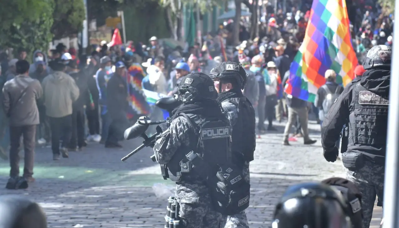 Al menos seis periodistas fueron heridos en el enfrentamiento entre policías y evistas, reporta la Asociación de la Prensa