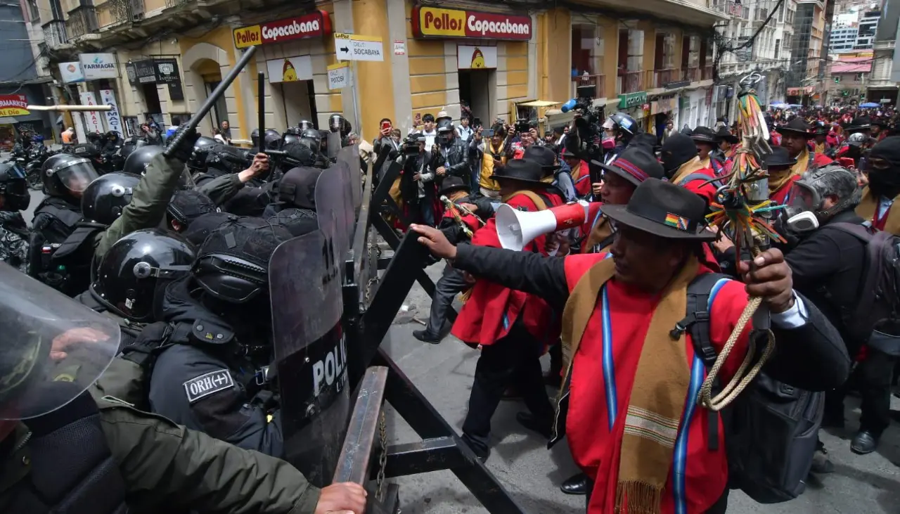 Ponchos Rojos instalan cerco en la plaza Murillo por combustible y dicen que entregarán un pliego petitorio al Gobierno