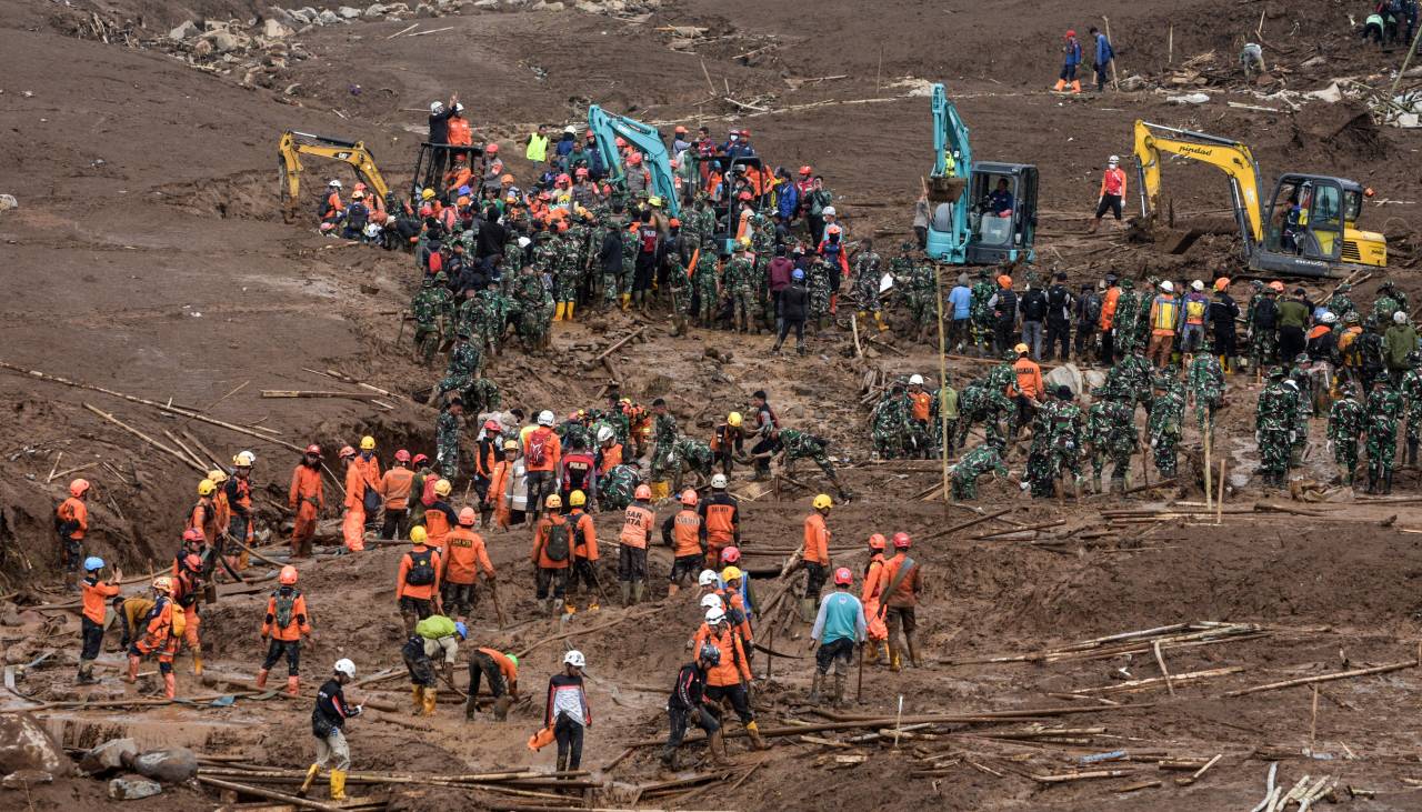 Al menos 44 muertos en Indonesia por un deslizamiento de tierra producto de las lluvias