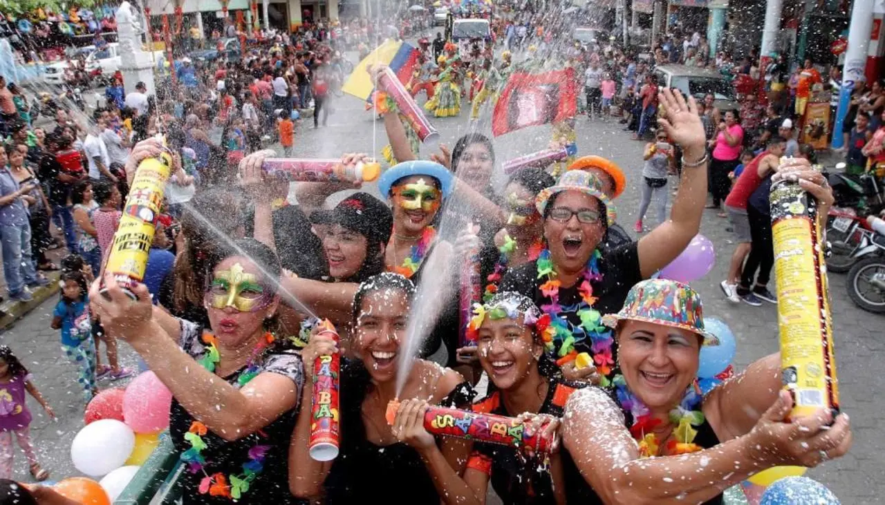 Carnavaleros se alistan para celebrar el primer día de mojazón en el centro cruceño