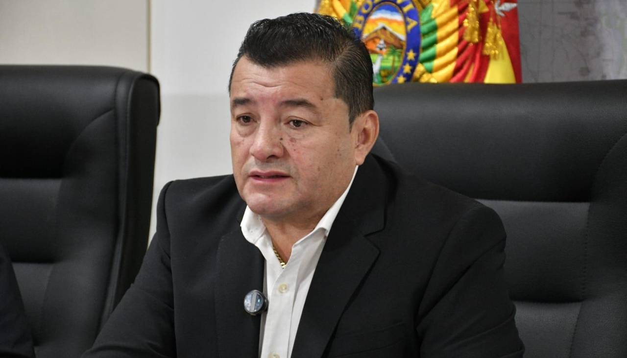 Jhonny da 24 horas para restituir el servicio de transporte público y advierte con quitar “el derecho de ruta”