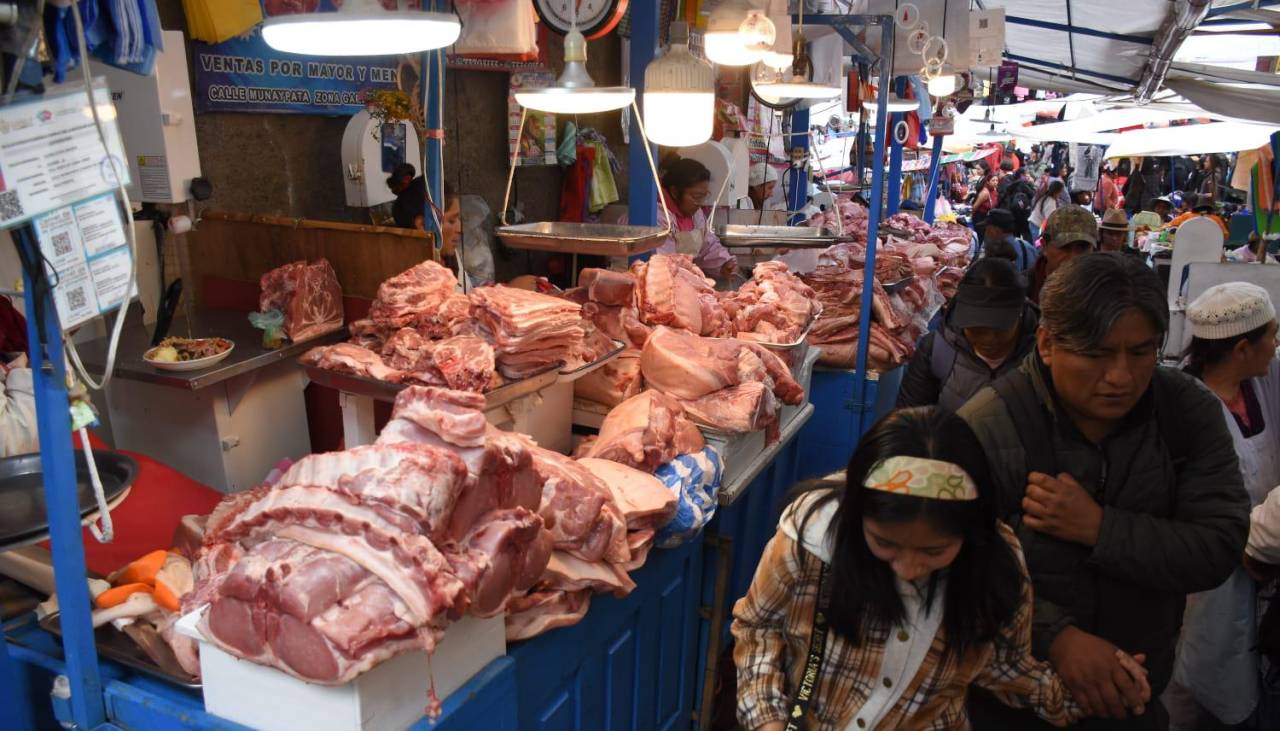 Mercados lucen abarrotados y compradores hacen ajustes en sus presupuestos para la cena de Nochebuena