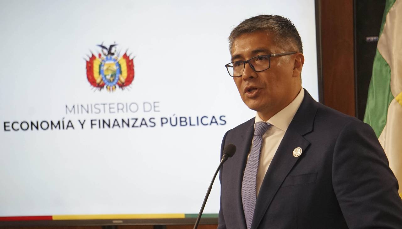 “No se puede legalizar lo robado”, dice el ministro de Economía sobre los billetes hurtados durante el siniestro aéreo