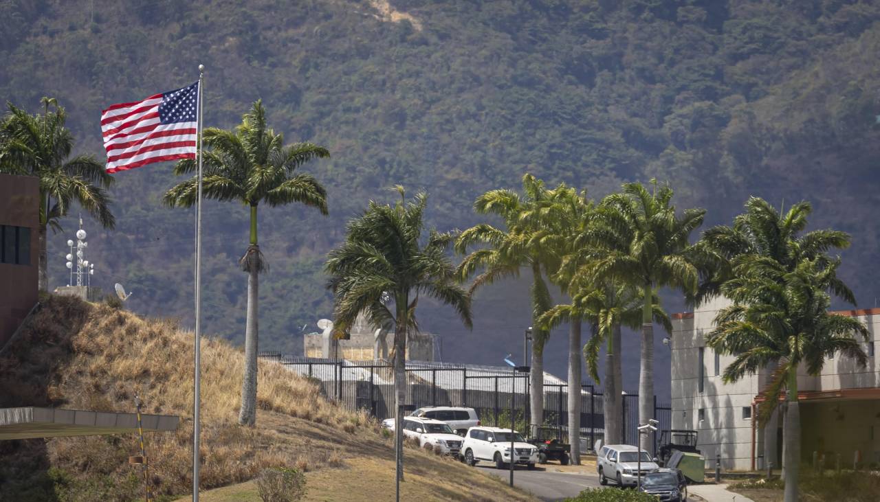 La Embajada de EE.UU. en Venezuela iza la bandera de su país por primera vez en siete años