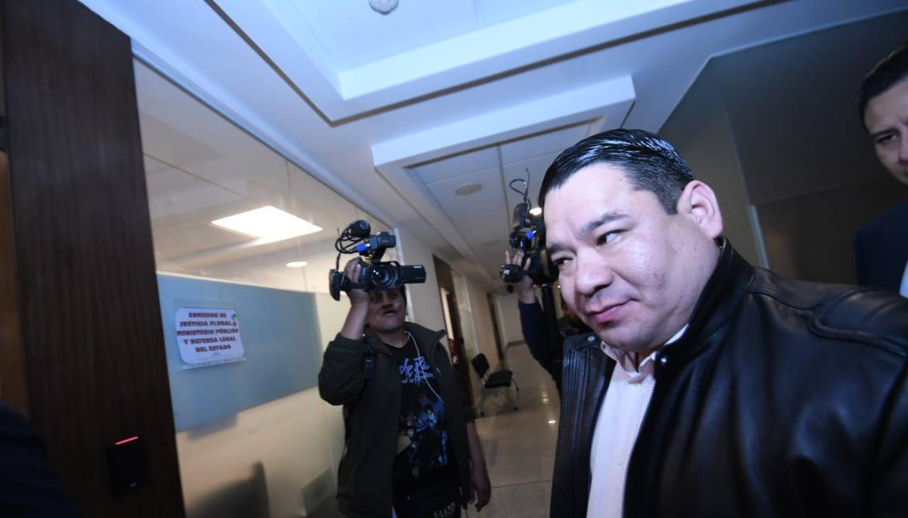 Fiscal Roger Mariaca llega al BCB para participar del diálogo entre el Gobierno y la COB