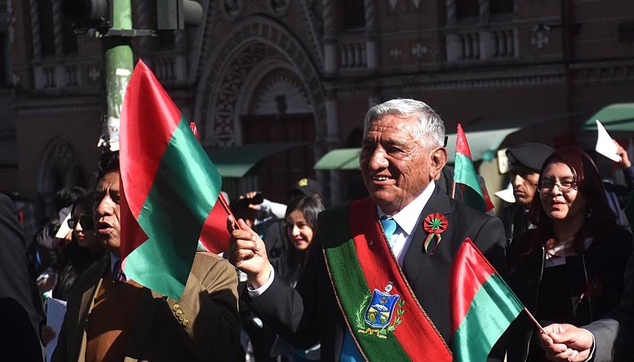 La Paz celebra su gesta libertaria en medio de la crisis y Arias anuncia la entrega de la avenida Apumalla y un mercado