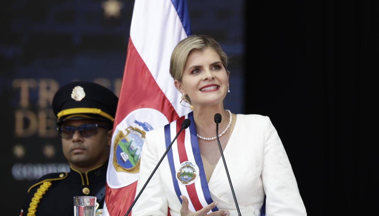 Evacuan a la presidenta de Costa Rica de una gira de campo tras escucharse una explosión
