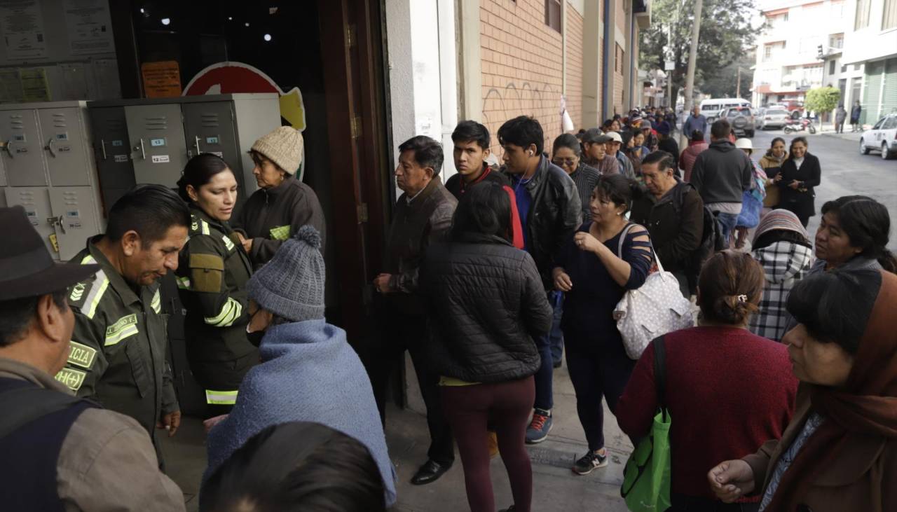 Continúan las filas y quejas por arroz en Emapa y desde la estatal lo atribuyen a una “sobredemanda” 