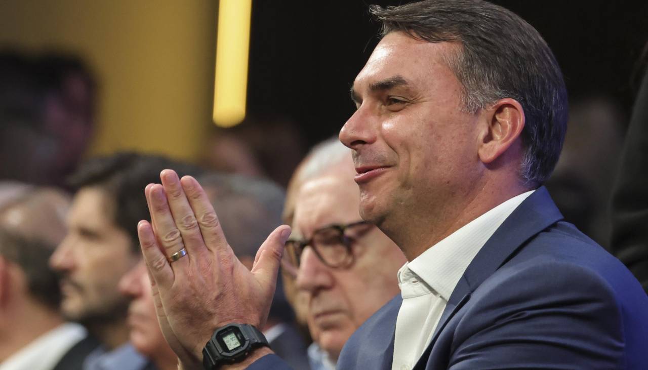 Bolsonaro promete "refregarle" a Lula sus posibles delitos en debate electoral