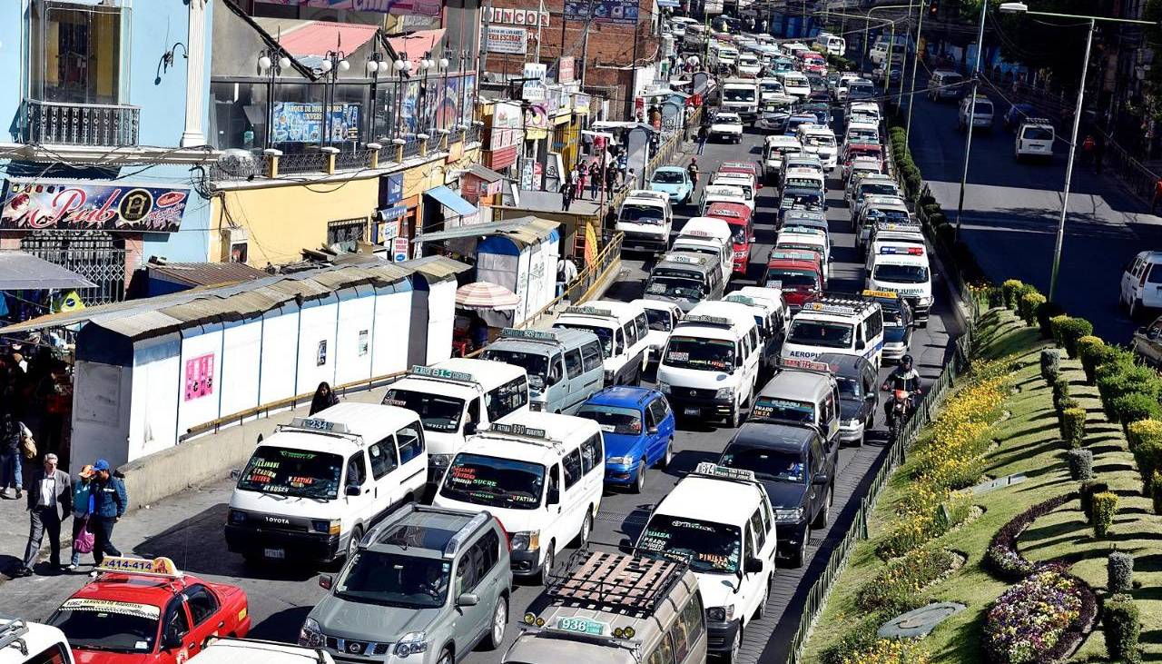 La Paz: Desde el lunes rige una restricción para la circulación de vehículos pesados en el centro paceño