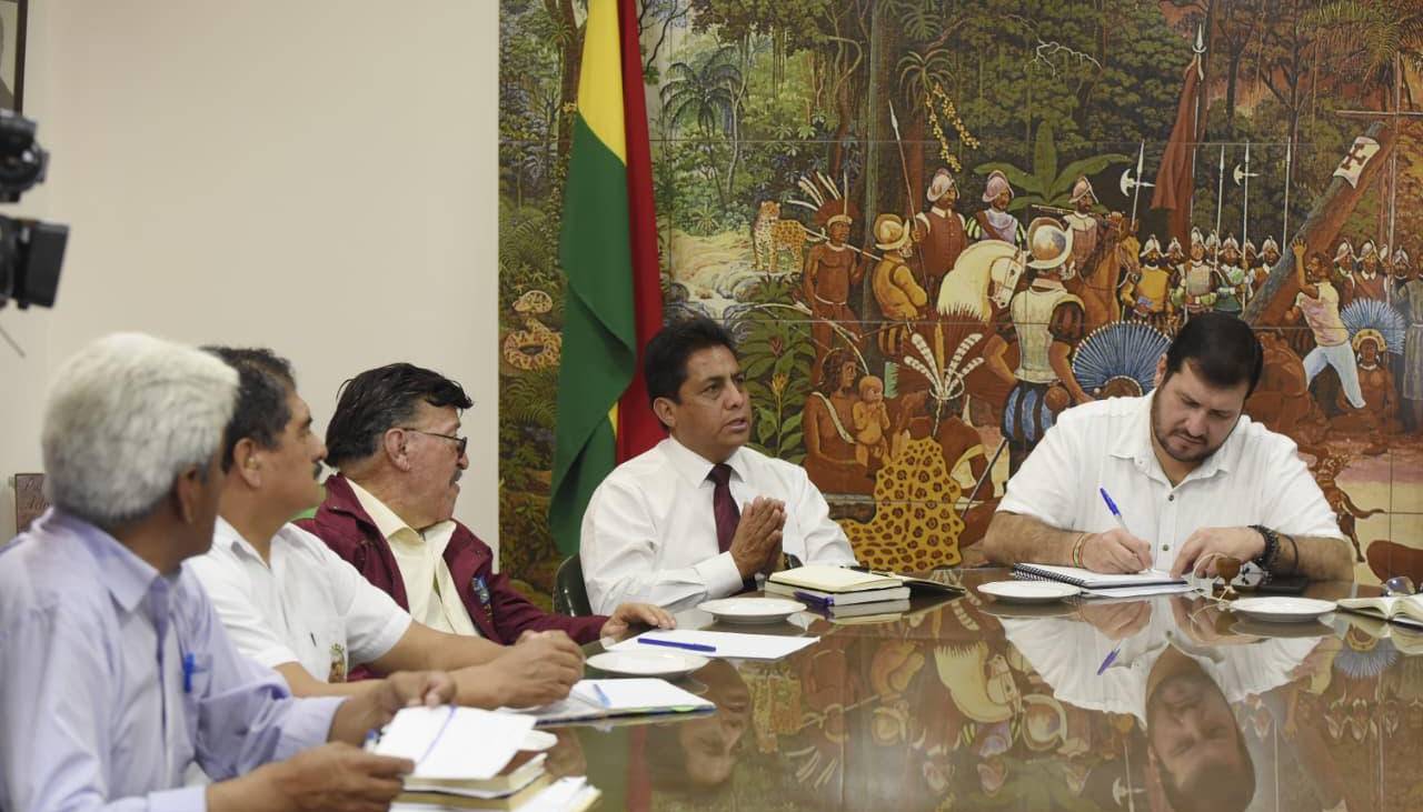 Bloque cívico nacional se reúne en Santa Cruz; esperan la llegada del presidente Paz