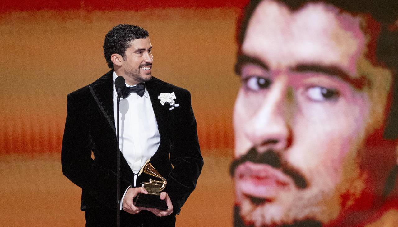 Bad Bunny se alza con histórico Grammy a álbum del año