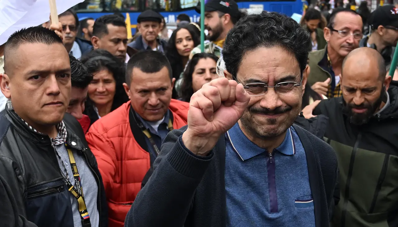 Iván Cepeda lidera las encuestas de intención de voto a seis meses de las elecciones presidenciales en Colombia