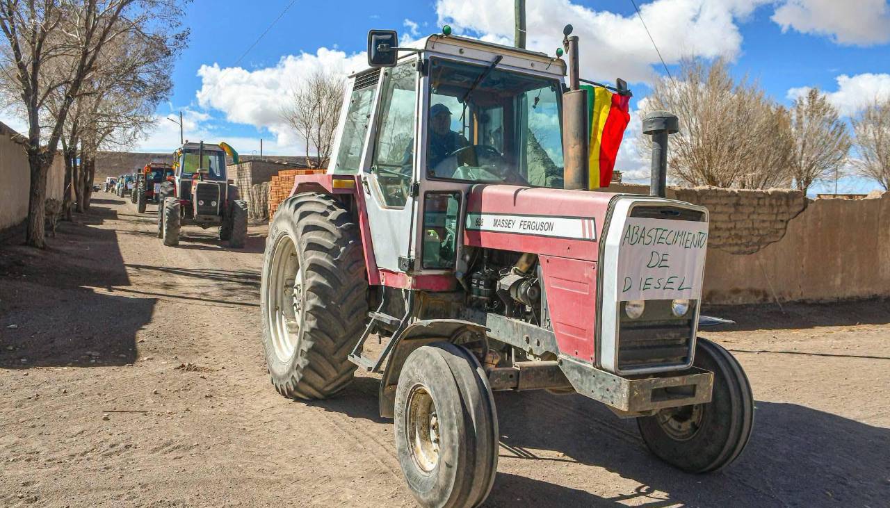 Tractoristas del altiplano paceño denuncian restricciones para comprar diésel y advierten riesgo para la cosecha