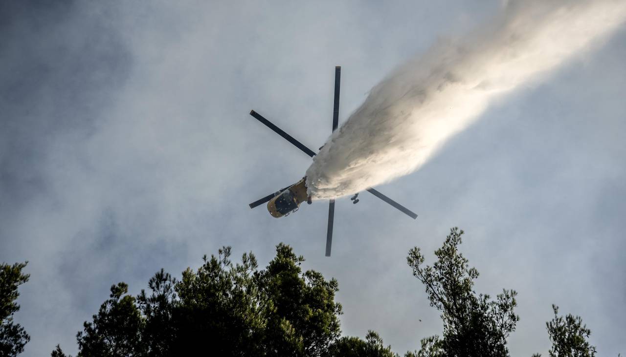 Video: Dos helicópteros chocan en el aire mientras combatían un incendio en Grecia
