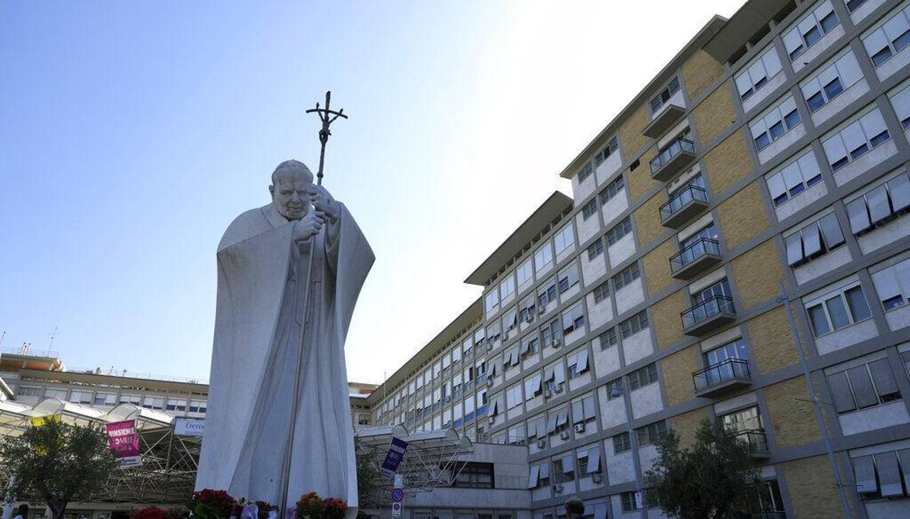 El papa está estable y sigue con el tratamiento en su tercer día en el hospital