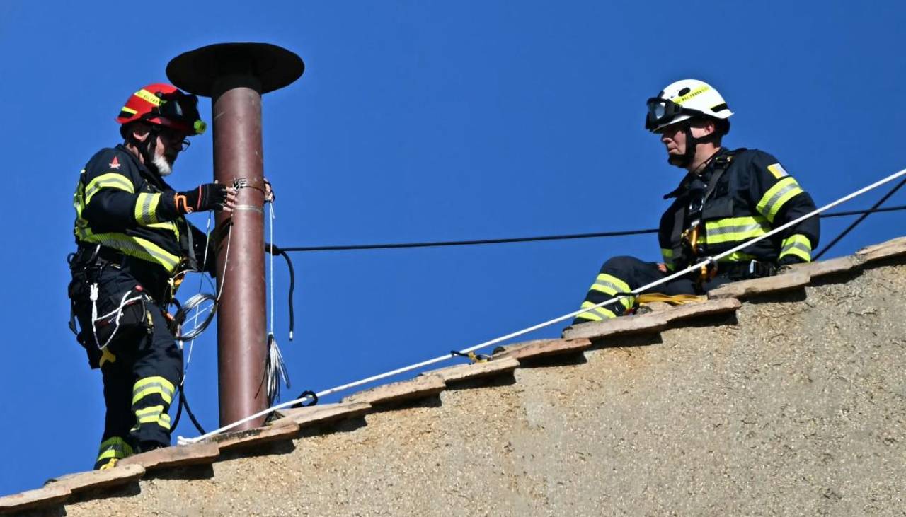 Se instala la chimenea en la Capilla Sixtina para el cónclave, que inicia el 7 de mayo