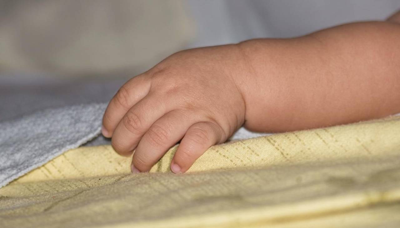 Hallan sin vida y enterrada debajo de unas gradas a una bebé de siete meses en La Paz; la madre fue aprehendida
