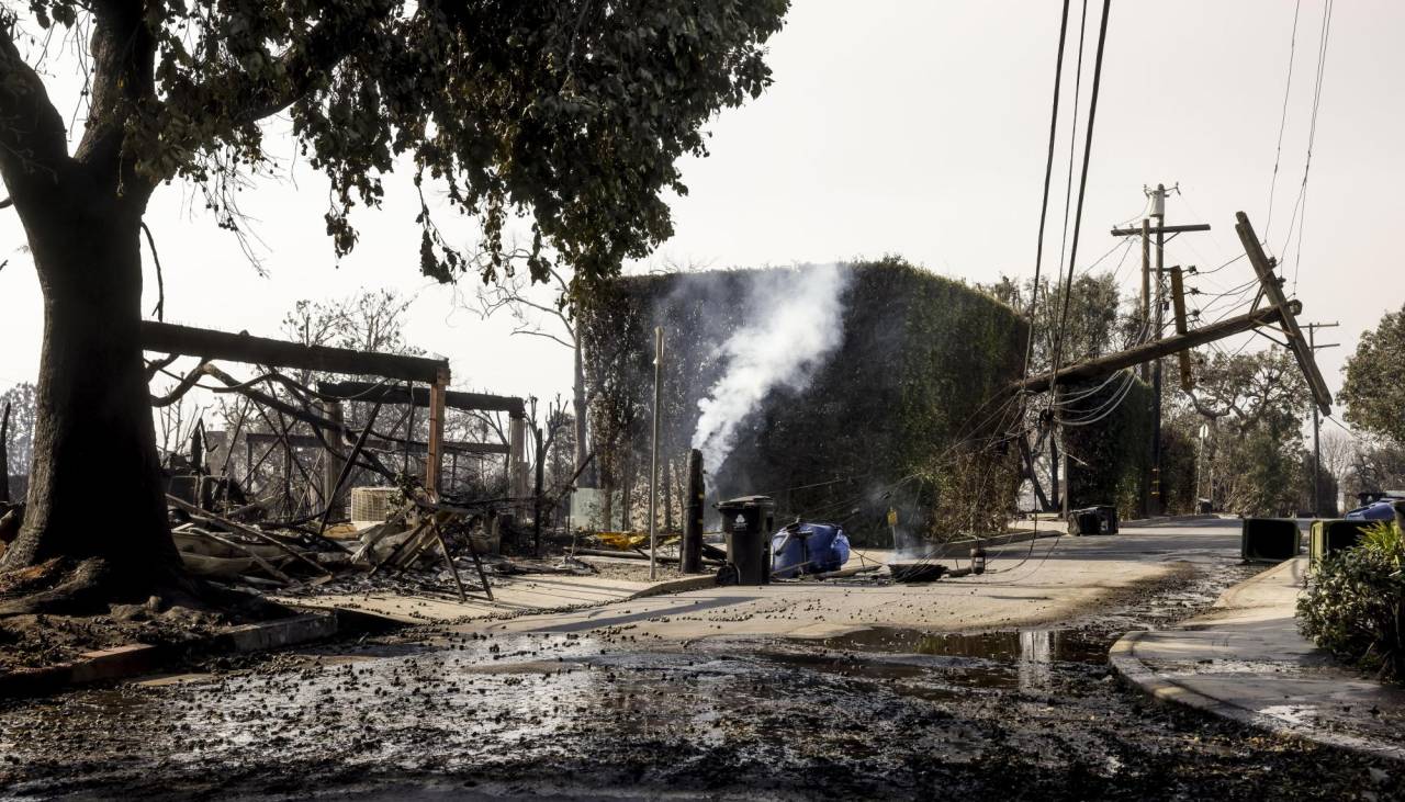 Estiman pérdidas de más de $us 50.000 millones por incendios en Los Ángeles, donde el fuego arrasa mansiones