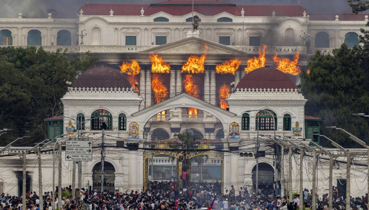 Nepal permanece bajo control militar en medio del caos, con fugas masivas de reos y sin Gobierno