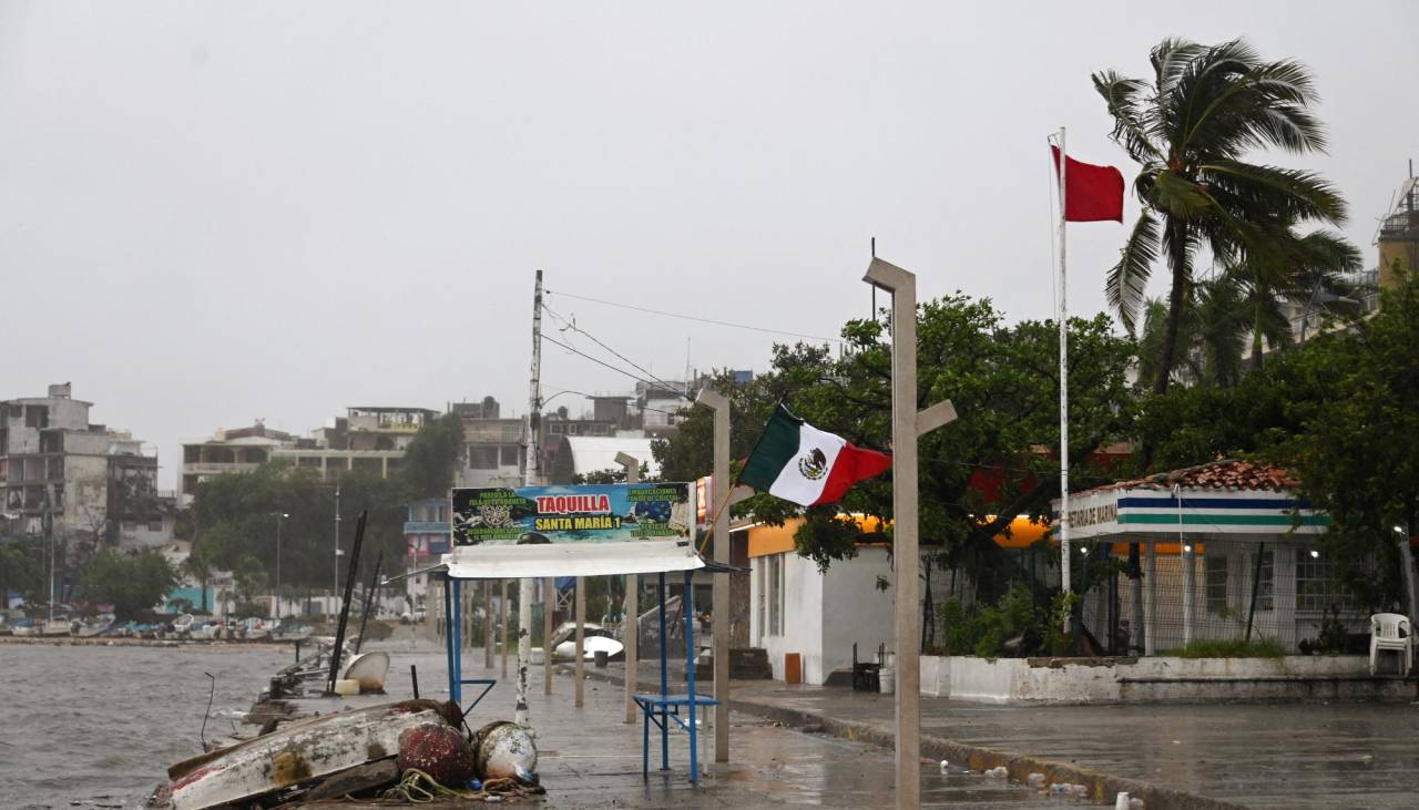 Dos muertos en México por paso de huracán John, degradado a tormenta tropical