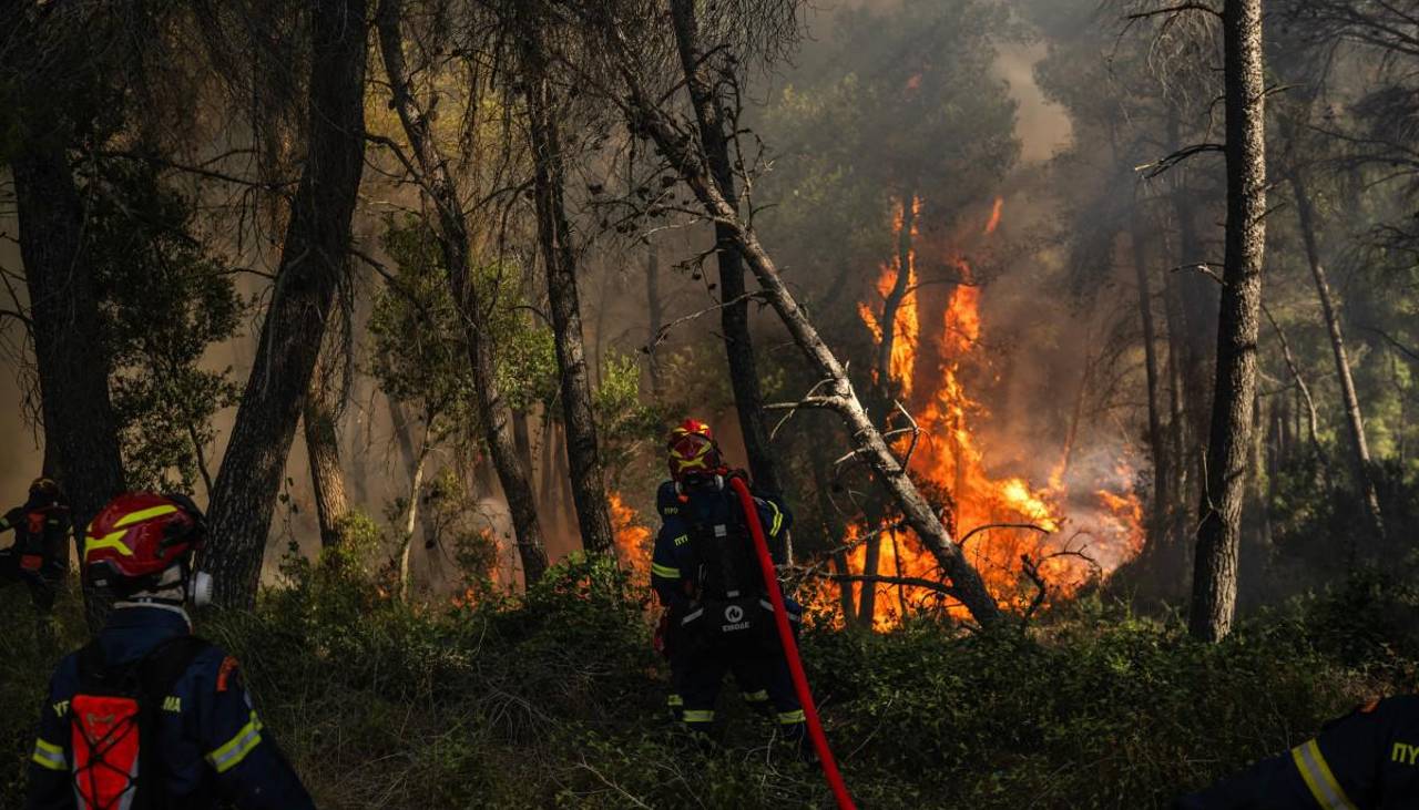 Dos helicópteros chocan mientras combatían un incendio en Grecia