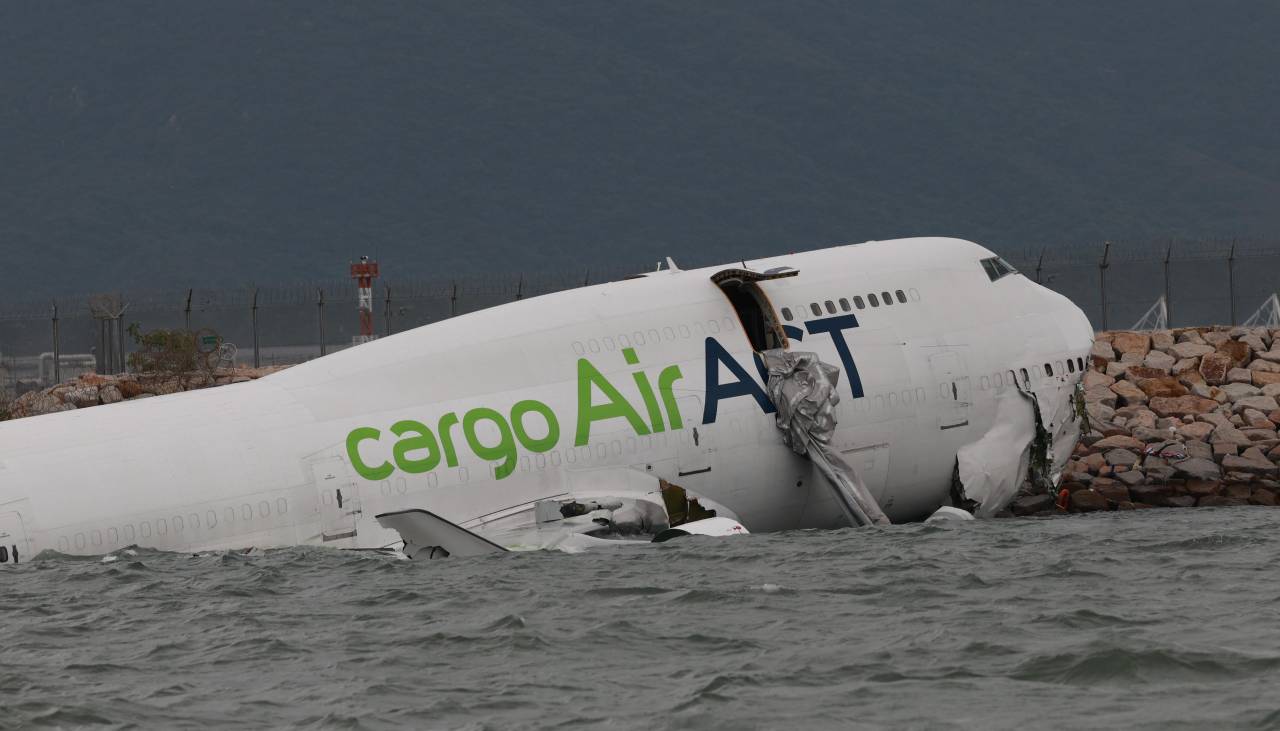Dos muertos después de que un avión de carga impactara contra un auto en el aterrizaje en Hong Kong