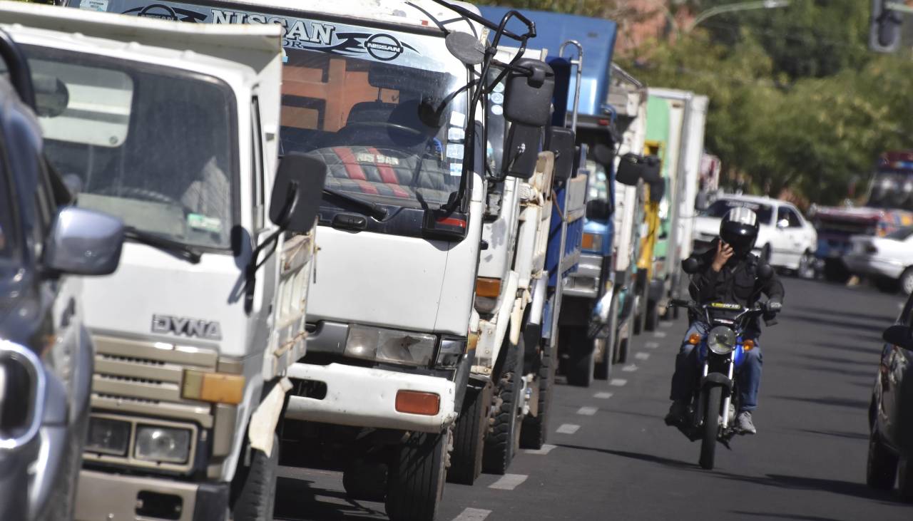 Se reducen las filas por gasolina en la capital cruceña, pero las hileras de vehículos en busca de diésel llevan meses sin solución