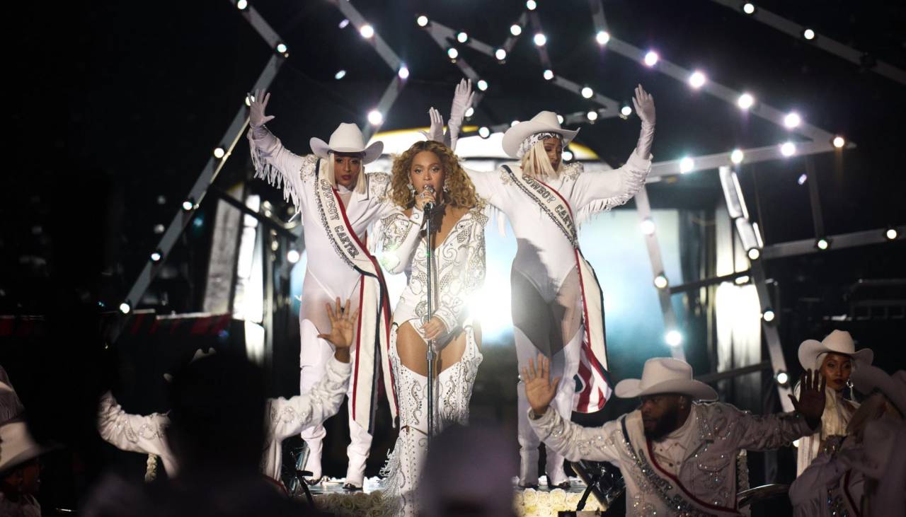 Beyoncé y Mariah Carey sorprendieron con su presentación en la NFL