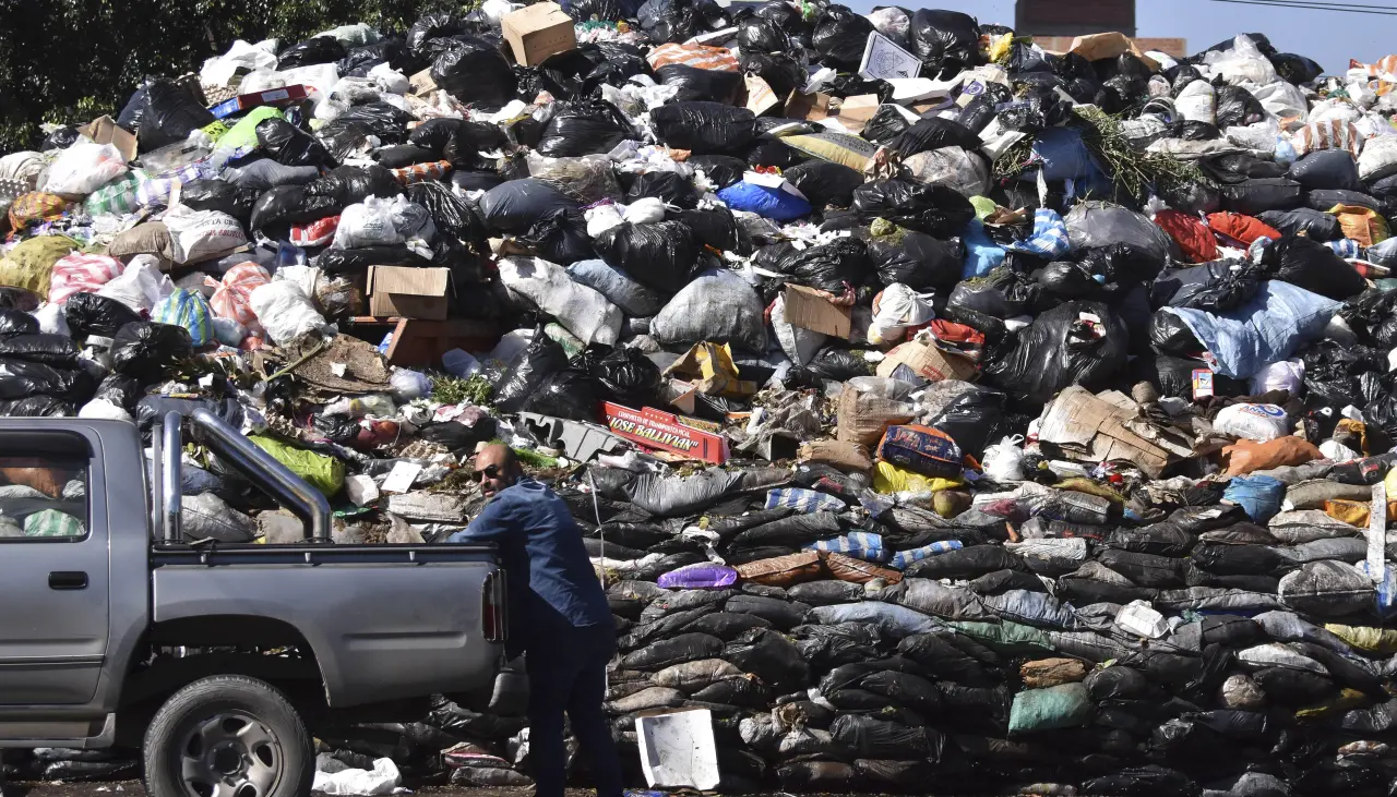 Montañas de basura cubren las calles de Cochabamba a 12 días del conflicto por el manejo de residuos 