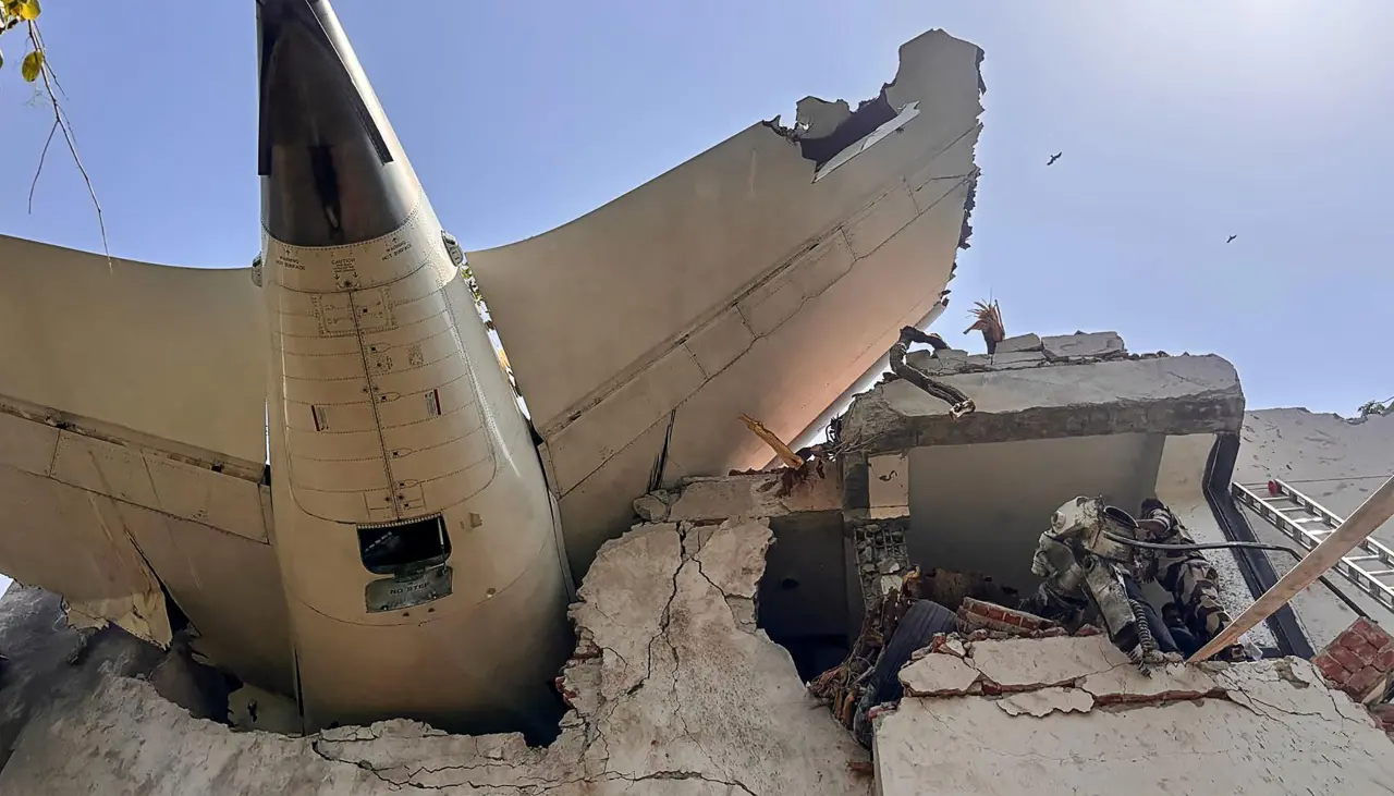 Sube a 265 la cifra de muertos por el avión que cayó en India; unas 20 víctimas estaban en tierra