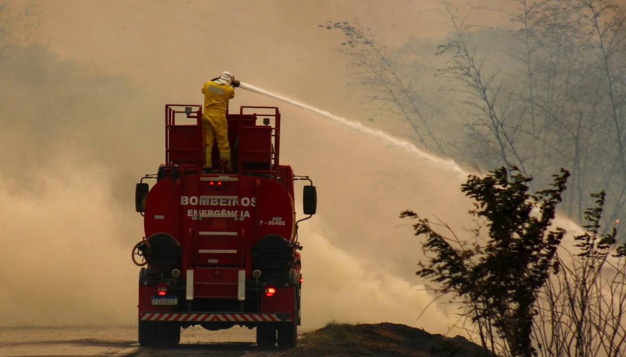 Brasil lucha contra incendios en región sureste y Lula dice que “hay gente” provocándolos