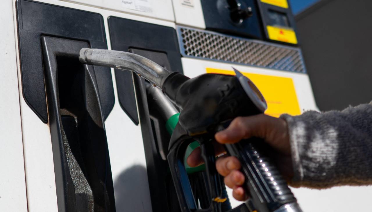 Precios del petróleo superan los 110 dólares el barril tras amenazas de Trump