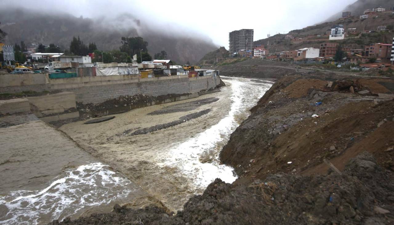 En puertas de la época de lluvias, la falta de diésel afecta el operativo de limpieza de ríos, alerta el alcalde de La Paz