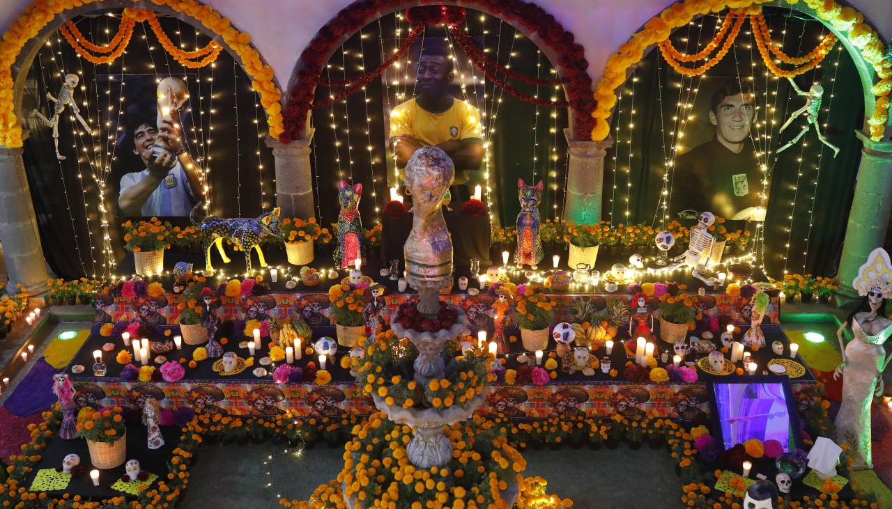 Un altar de muertos en México recuerda a los astros del fútbol Pelé y Maradona