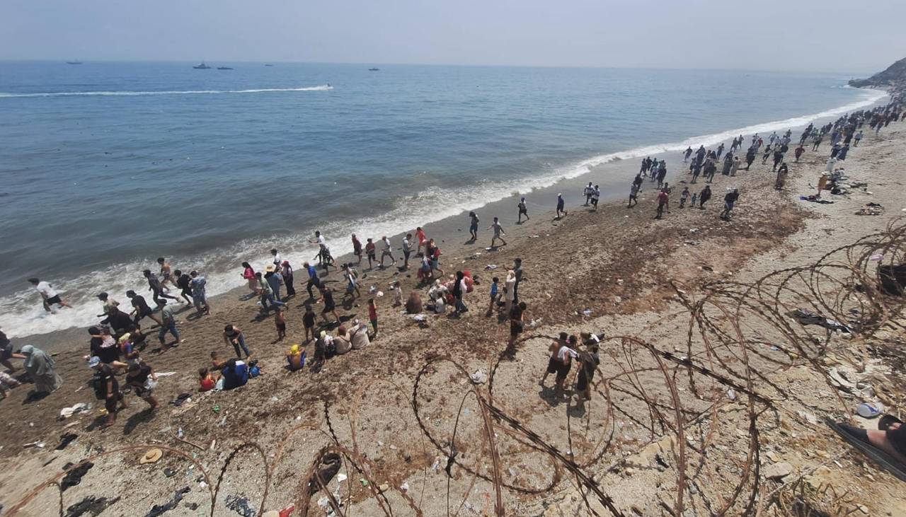 España envía al ejército al enclave de Ceuta tras la entrada masiva de migrantes desde Marruecos