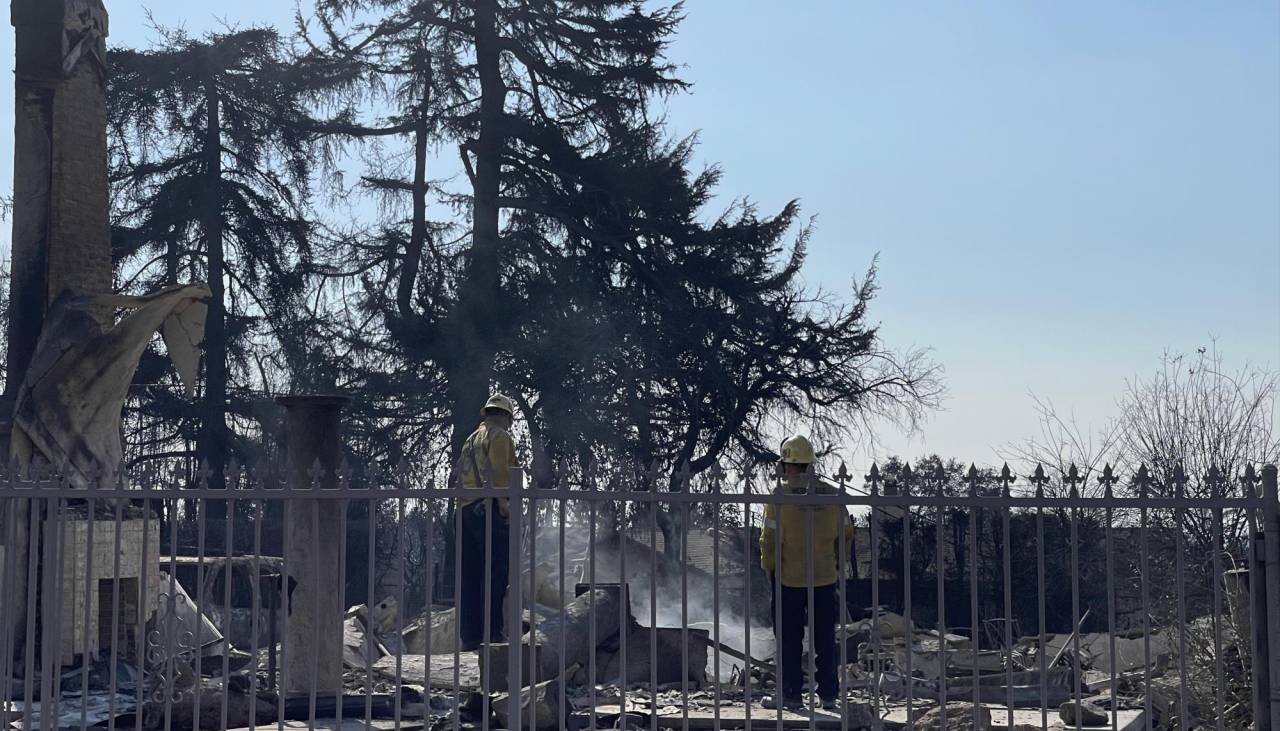 Aumenta a once el número de muertos por los incendios activos de Los Ángeles