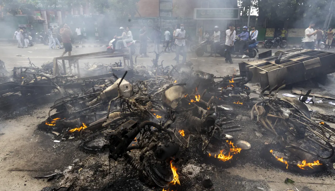 Muere quemada la esposa de un ex primer ministro de Nepal tras protestas por decisión del Gobierno de bloquear redes sociales