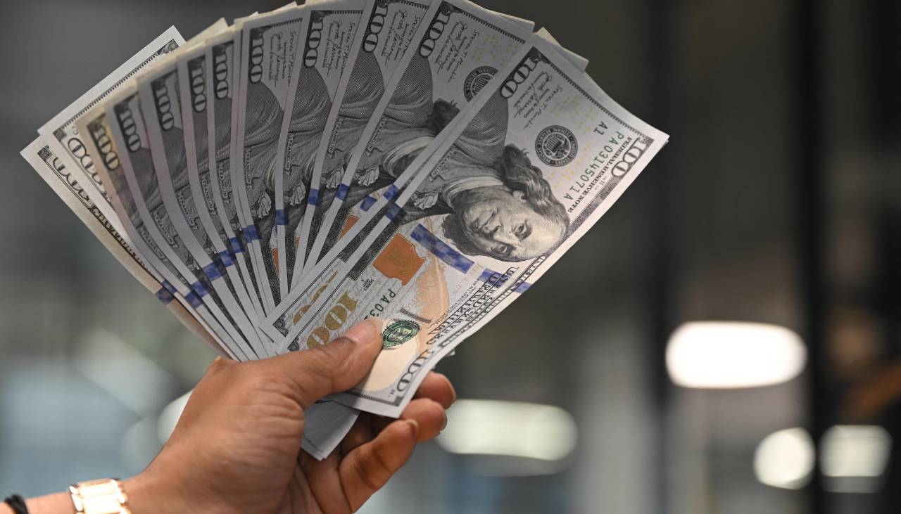 El dólar oficial cae a Bs 12,04 para el viernes, una caída de 38 centavos en una sola jornada