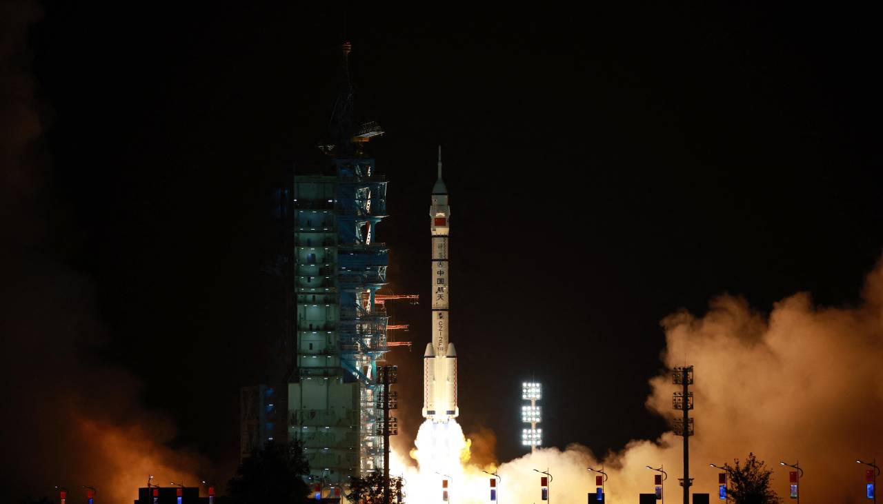 China envía un astronauta al espacio para un año en su camino a la Luna