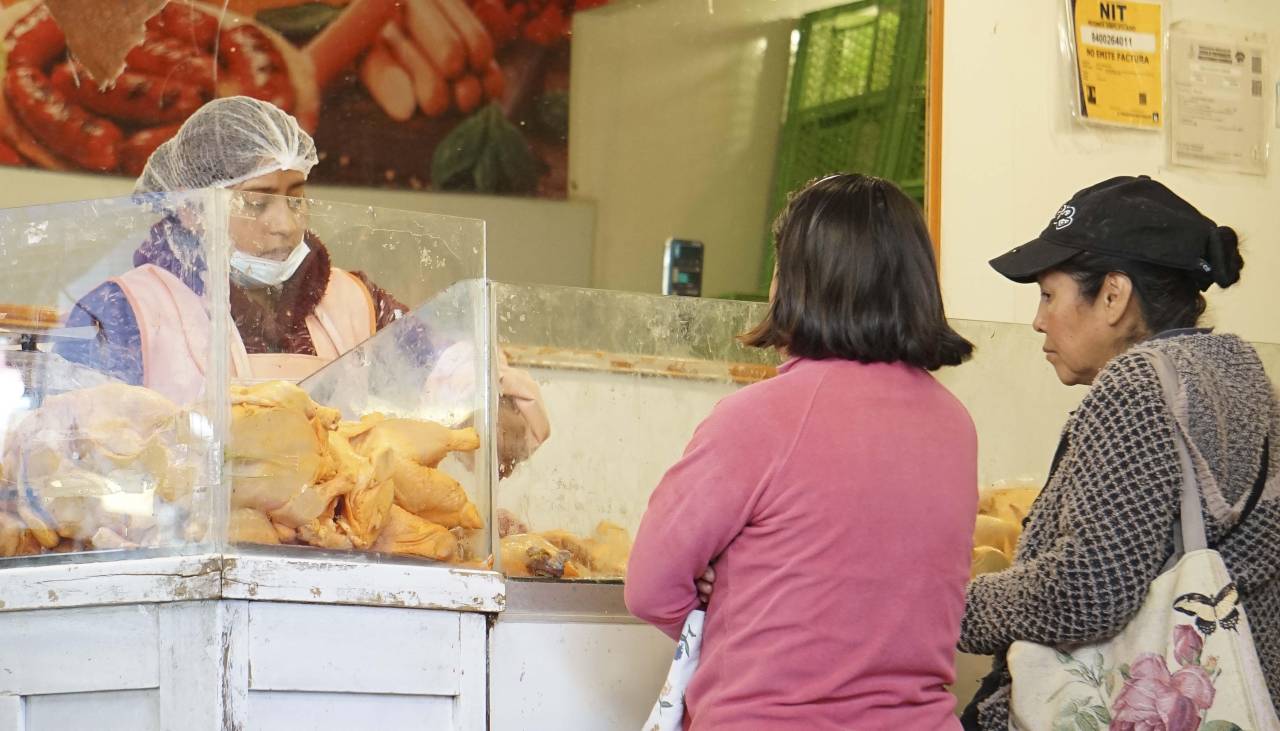 Disminuye el precio del kilo de pollo en mercados de La Paz y Cochabamba