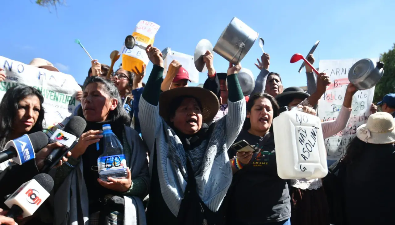 “¡Las ollas vacías, el pueblo tiene hambre!”: Cacerolazo toma el centro del poder político de Bolivia