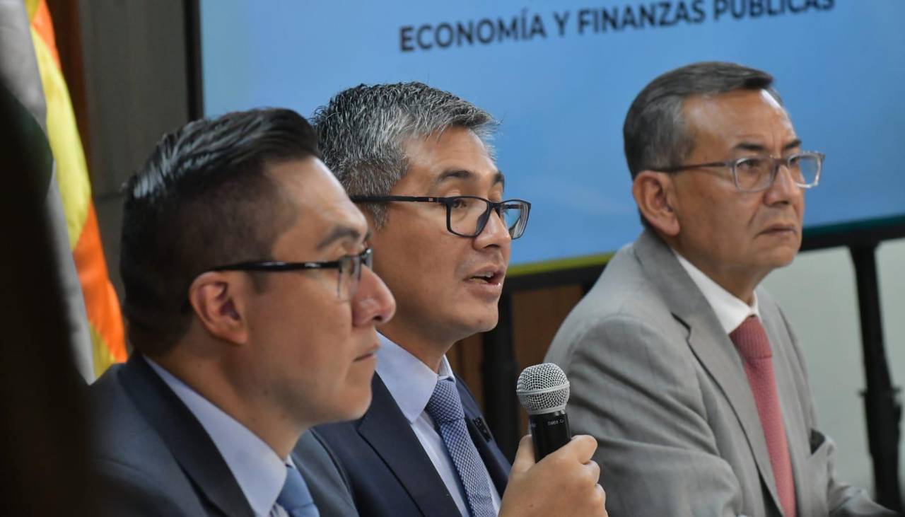 Ministro Espinoza dice que enero cerró con superávit fiscal y lo atribuye al fin de la subvención a los combustibles