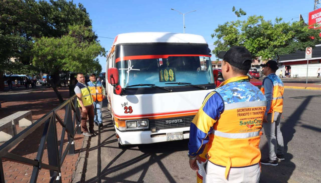 Jhonny advierte con proceso “civil y penal” a micros que no tengan registro para prestar servicio en la capital cruceña 