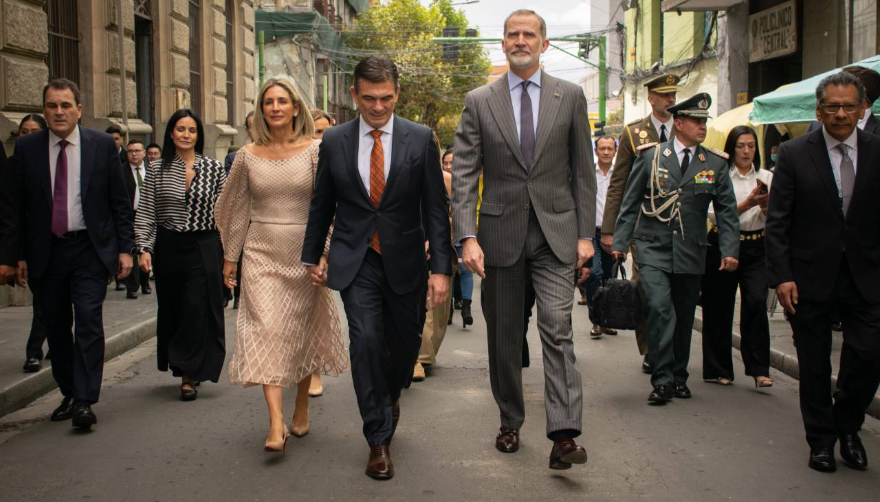 El Rey de España se reunió con Paz y empresarios, paseó por la plaza Murillo y visitó el Musef
