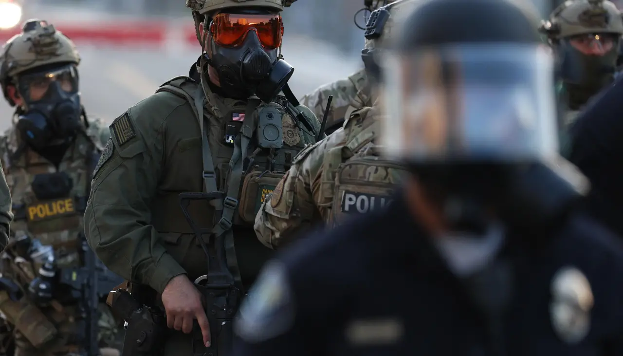 Trump despliega miles de marines y guardias en Los Ángeles ante disturbios contra redadas